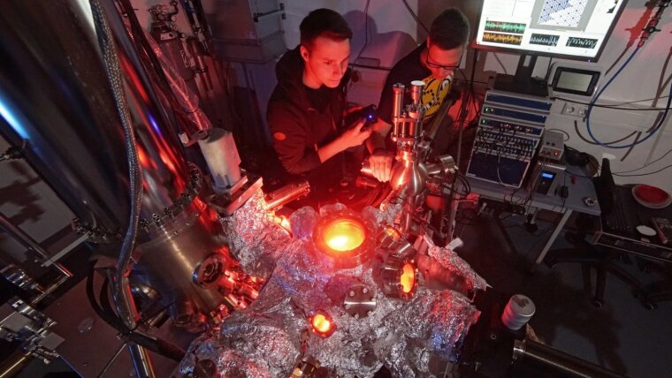 Preparation of a cooled sample chamber at the Institute of Solid State Physics.