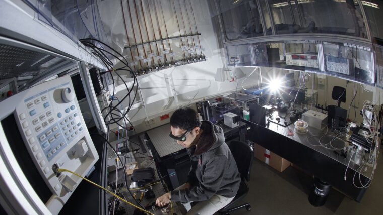 Laser and nanospectroscopy setup.