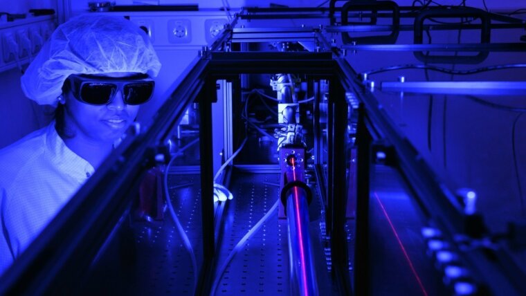 Laser experiment in the UV lab