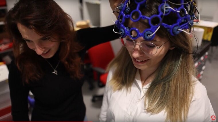 A student project on a Brain-Computer-Interface developed in the Lichtwerkstatt Makerspace.