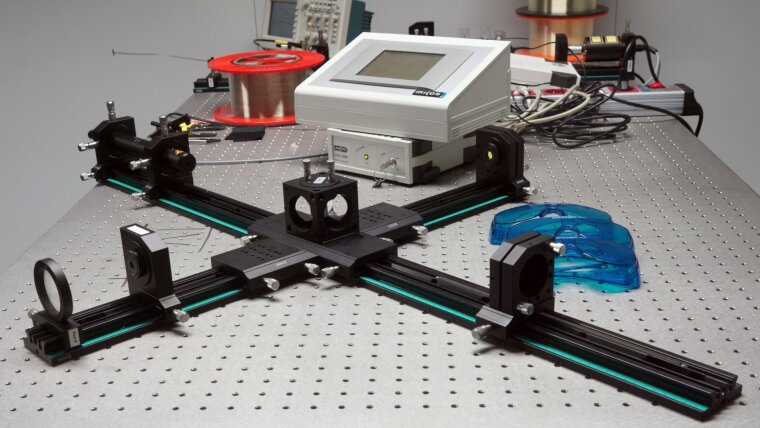 Michelson-Interferometer in the experimental optics course.