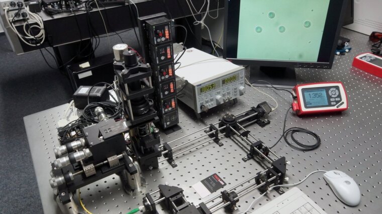 Optical tweezing setup in the experimental optics course.