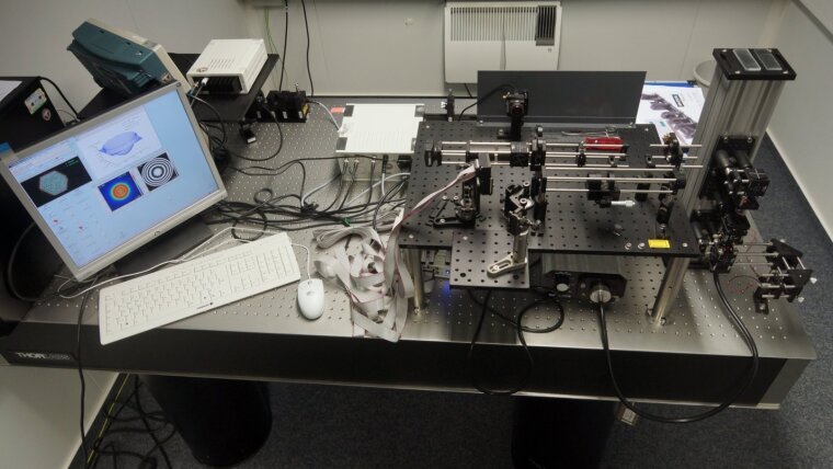 Adaptive optics setup in the experimental optics course.