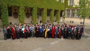 Group picture in the University's central courtyard at the occassion of the 450th anniversary.